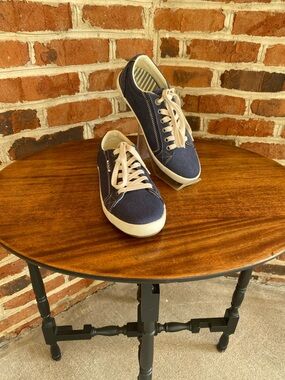 Taos lace-up sneakers, NWOT size 7.5